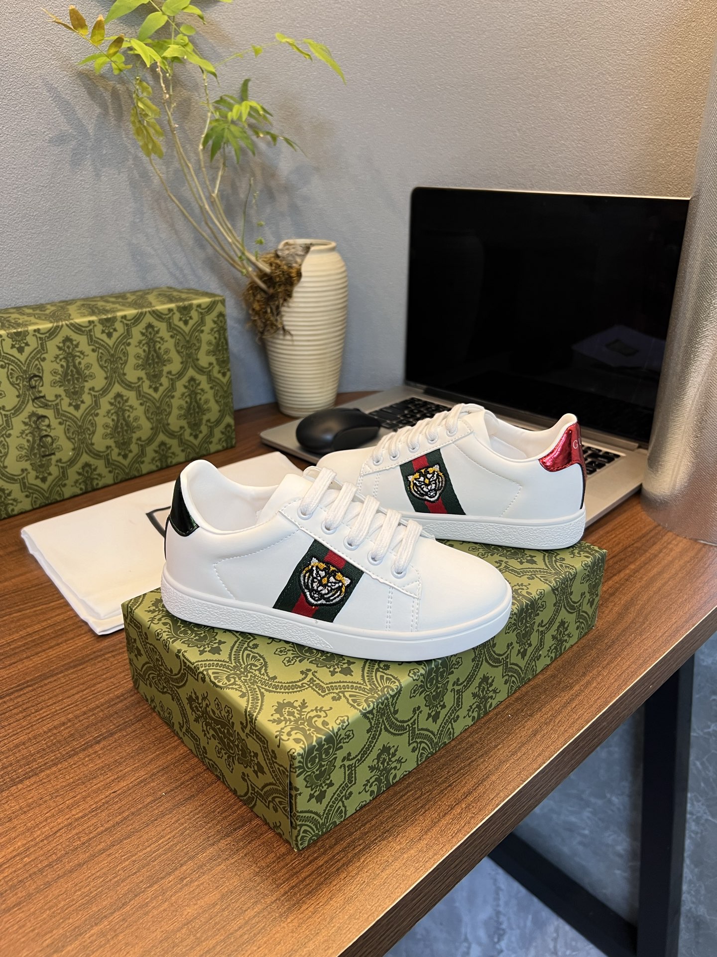 Children's shoes child